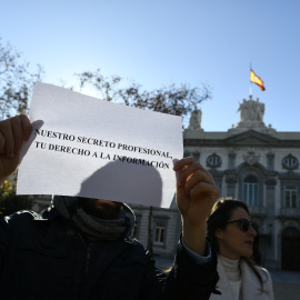 Concentración frente al Tribunal Supremo de Madrid contra el ataque a la libertad de prensa en Baleares que sufrieron los periodistas de Europa Press y el Diario de Mallorca. / EP