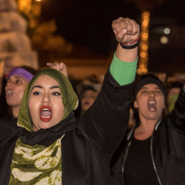 Varias mujeres bailan la coreografía "Un violador en tu camino" durante un evento convocado a través de las redes sociales en Palma de Mallorca. (ATIENZA | EFE)