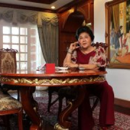Imelda Marcos, la ex primera dama filipina adicta a los zapatos que ahora aconseja a su hijo en las elecciones