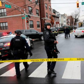 Policías en la calle de Nueva Jersey en la que se produjo el tiroteo./EFE