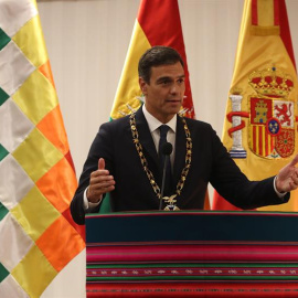 28/08/2018.- El presidente del Gobierno español, Pedro Sánchez, pronuncia unas palabras tras ser condecorado con el "Cóndor de los Andes" por el presidente de Bolivia, Evo Morales, hoy, martes 28 de agosto de 2018, en Santa Cruz (Bolivia). Pedro Sánch