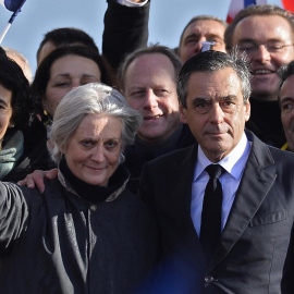 05/03/2017-El candidato del partido 'Les Republicains' a las elecciones presidenciales francesas de 2017, Francois Fillon, con su esposa Penelope, en la Place du Trocadero en París, Francia, el 05 de marzo de 2017