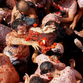 29/08/2018.. Más de 20.000 personas han participado en la tradicional fiesta de "La Tomatina" lanzándose 145.000 kilos de tomates en la localidad valenciana de Buñol. EFE/ Miguel Angel Polo