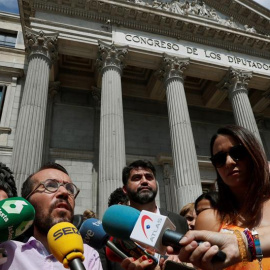 El secretario de Organización de Podemos, Pablo Echenique, hace declaraciones a la prensa tras la mesa fiscal entre el Gobierno y Unidos Podemos-En Comú Podem-En Marea, hoy en el Congreso. EFE/FERNANDO ALVARADO
