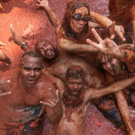 29/08/2018.. Más de 20.000 personas han participado en la tradicional fiesta de "La Tomatina" lanzándose 145.000 kilos de tomates en la localidad valenciana de Buñol donde los participantes se someten a una lluvia de tomates durante el kilómetro que t
