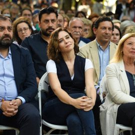 La presidenta de la Comunidad de Madrid, Isabel Díaz Ayuso (c), en un acto en el distrito de Salamanca, en el parque Eva Duarte, a 6 de mayo de 2022, en Madrid (España)