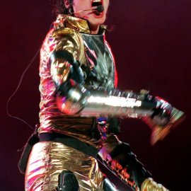 Foto de archivo del cantante estadounidense Michael Jackson durante un concierto en el estadio Ernst-Happel de Viena (Austria). EFE/ Barbara Gindl