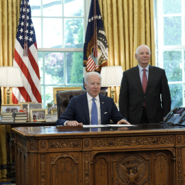 El presidente de los Estados Unidos, Joe Biden, habla con los medios de comunicación antes de firmar la Ley de Préstamo y Arriendo de Ucrania en la Oficina Oval de la Casa Blanca en Washington, DC, Estados Unidos, el 09 de mayo de 2022.