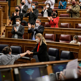 El vicepresidente segundo del Gobierno, Pablo Iglesias, se despide del Congreso con un afectuoso saludo a la ministra Yolanda Díaz, visiblemente emocionada.