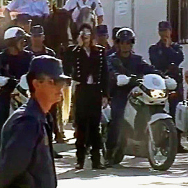 Imagen tomadas de un video inédito que la Policía Nacional española publicó coincidiendo con el que habría sido el 60 aniversario del nacimiento de Michael Jackson, en su cuenta de Twitter en el que el cantante camina acompañado de numerosos agentes