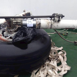 Fotografía cedida este jueves por la FACh que muestra parte del tren de aterrizaje encontrado el mar de Drake. EFE