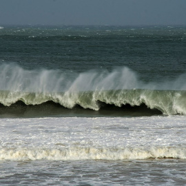 En Santander el temporal de viento ha ocasionado olas de hasta 14 metros de altura, decretándose la alerta roja./ Román G. Aguilera (EFE)