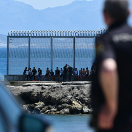 Migrantes en la valla de Ceuta