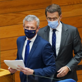 10/5/22 Alberto Núñez Feijóo (derecha) y Alfonso Rueda, este martes en el Parlamento de Galicia