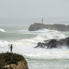 Vista del temporal marítimo este viernes en Santander. / EFE - ROMÁN G. AGUILERA
