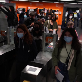 Barreres de l'estació de Renfe d'Arc de Triomf obertes pel moviment juvenil Batec per denunciar les deficiències de Rodalies.