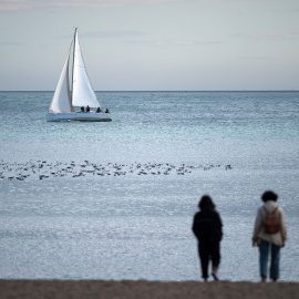 Un barco navega en la playa de la Malagueta (Archivo).