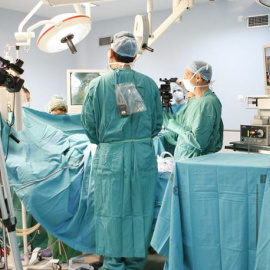 Asociaciones y sindicatos denuncian que la falta de inversión en la sanidad pública provoca el aumento de las listas de espera. / EFE