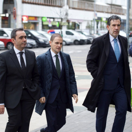 El fiscal jefe de Álava, Josu Izaguirre (d) el juez instructor del caso, Roberto Ramos (c) y el fiscal, Manuel Pedreira entran en el juzgado este martes. EFE/Adrián Ruiz de Hierro