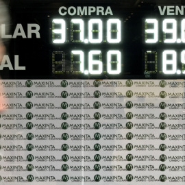 El Banco Central argentino se ha comprometido a mantener los tipos de interés en el 60% hasta final de año. / REUTERS - MARCOS BRINDICCI