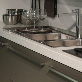 La privatización de servicios públicos como los suministros de agua, electricidad y gas, el saneamiento y la recogida de basuras ha encarecido su coste para el ciudadano. - Archivo