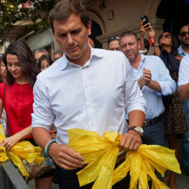 Arrimadas y Rivera retiran lazos amarillos de Alella (Barcelona). EFE