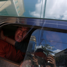 El reportero australiano James Ricketson, camino de la cárcel en Camboya tras ser condenado sin apenas pruebas. REUTERS