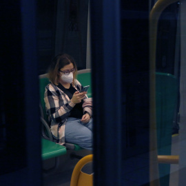 ARCHIVO. Una pasajera con mascarillas en el metro de Málaga.