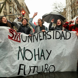 Manifestantes  en la marcha por la defensa de la universidad pública, en Buenos Aires (Argentina). REUTERS/Marcos Brindicci
