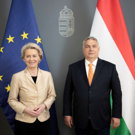 La presidenta de la Comisión Europea, Ursula von der Leyen, con el primer ministro de Huingría, Viktor Orban, posan antes de una reunión en Budapest. REUTERS/Viven Cher Benko/Oficina del Primer Ministro de Hungría