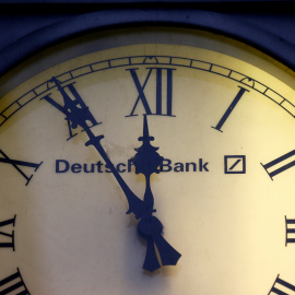 El logo de Deutsche Bank en un reloj antiguo situado en una sucursal del banco, en la localidad alemana de Wiesbaden. REUTERS/Kai Pfaffenbach