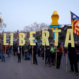 18/12/2019.- Protesta en el exterior del Camp Nou. / EFE - ANDREU DALMAU