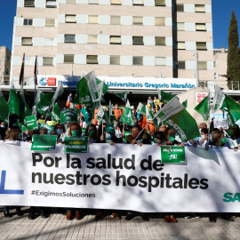 Varias personas del ámbito sanitario reclaman recursos y medios frente al Hospital Gregorio Marañón, a 22 de febrero de 2022, en Madrid.