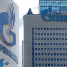 El logo de Gazprom en una estación de servicio cerca de la sede de la empresa energética, en Moscú.