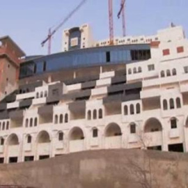 Greenpeace ocupa el hotel ilegal de El Algarrobico