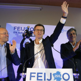El presidente de la Xunta y candidato a la reelección, Alberto Nuñez Feijóo, junto al secretario geneal del PPdG, Miguel Tellado, y el portavoz parlamentario, Pedro Puy, saludan en el hotel de Santiago donde celebra el resultado electoral, tras la jorn
