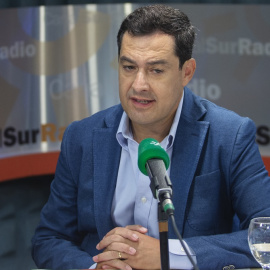 El presidente de la Junta de Andalucía, Juanma Moreno (c), es entrevistado por el periodista Jesús Vigorra. En la sede de Canal Sur Radio, en el Pabellón de Andalucía de la Isla de la Cartuja.