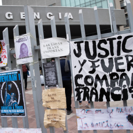 Simpatizantes dejan carteles en apoyo a la comunicadora y periodista Francisca Sandoval en el exterior del Hospital de Urgencia Asistencia Pública, en Santiago (Chile). EFE/ Alberto Valdes