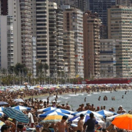 Playa masificada del Levante (Benidorm) | EFE / Manuel Lorenzo