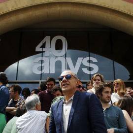 El director del Teatre Lliure, Lluis Pasqual (c), durante la presentación de la programación de la temporada 2016/17, que estará marcada por la celebración del 40 aniversario de lo que en un principio fue una cooperativa teatral creada por profesional