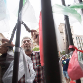 La plataforma ciudadana 'Un dels nostres' han colgado lazos de colores en Barcelona para recordar las causas olvidadas. EFE/Marta Pérez