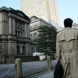 Una persona  pasa por delante del edificio del Banco de Japón, en Tokio. EFE/Everett Kennedy Brown