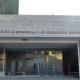 Entrada del Museo de la memoria y los derechos humanos en Chile | Meritxell Freixas