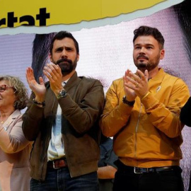El número dos al Congrés per Barcelona, Gabriel Rufián, en finalitzar l'acte central de campanya d'ERC a Barcelona, amb el vicepresident del Govern, Pere Aragonès, el presidelt del Parlament, Roger Torrent. EFE/Toni ALbir