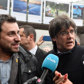 El ex líder catalán Carles Puigdemont se dirige a los medios junto a los ex ministros regionales catalanes Antoni Comin y Lluis Puig cuando llegan al Parlamento Europeo en Bruselas, Bélgica, el 20 de diciembre de 2019. REUTERS / Johanna Geron