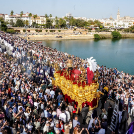 Hermandad de la Estrella por el Altanazo, junto a el Puente de Triana en la Semana Santa del 2022 en Domingo de Ramos a 10 de abril del 2022 en Sevilla (Andalucía, España)