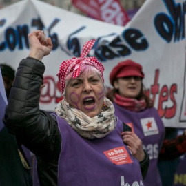 Una mujer durante una marcha feminista en Madrid. EFE