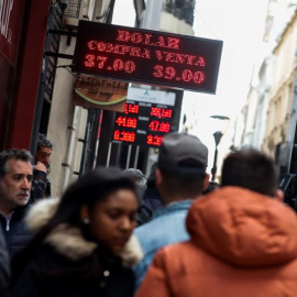 Transeúntes caminan frente a casas de cambio en el centro de Buenos Aires (Argentina). /EFE