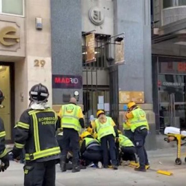 Fallece la mujer coreana golpeada por la caída de una cornisa en Madrid. /Europa Press