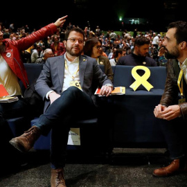 GRAF2700. BARCELONA, 21/12/2019.- El presidente del Parlement de Catalunya, Roger Torrent (d), el coordinador general de ERC y vicepresidente de la Generalitat, Pere Aragonés (c), y la portavoz de la formación, Marta Vilalta (i), al inicio del congreso 